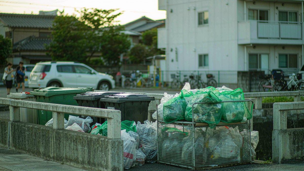 日本住宅区的垃圾集积所，分类好的垃圾袋